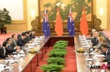 Chinese Premier Li Keqiang talks with Australian PM Julia Gillard