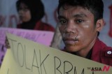 An Indonesian sews his mouth in hunger strike against rising fuel costs