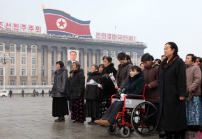 <Kim Jong-il dead> NK People Offer Condolence in P’yang