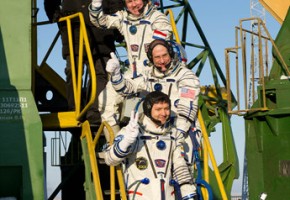 Russia Blastoff Soyuz with 3 Astronauts