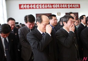 <Kim Jong-il dead> DPRK People Shed Tears in Beijing