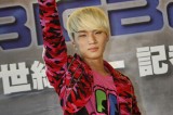 Daesung Waves to Taiwanese Fans