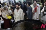Poor Pakistanis Stand In Line For Food From The Rich