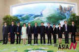 Kim Jong-un Poses With Chinese Delegation