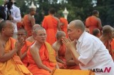 Cambodian King Thanks Buddhist Monks Praying For His Deceased Father Sihanouk