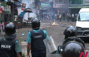 Bangladesh Islamist party fights street battle