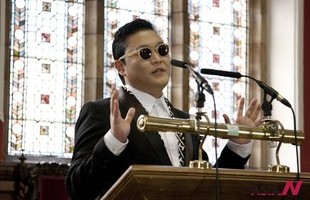 South Korean Pop Star Psy Stands At Oxford Union In Oxford, England, Which Invited Him To Deliver Speech
