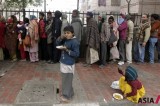 Poor People Stand In Line For Free Food In Front Of A Temple In New Delhi