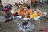 Indian Pilgrims Warm Themselves Amid Intense Cold Wave In Calcutta