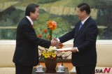 Kim Moo-sung Shakes Hands With Xi Jinping Upon Handing Over Letter From Park Geun-hye In Beijing