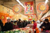 People jampack a supermarket in Huaibei City to prepare for coming Spring Festival