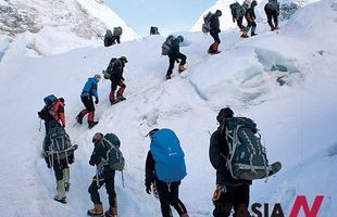 350 climbers including handless Nepali reach atop Mt. Everest, 4 dead
