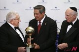 Indonesian President Yudhoyono receives World Statesman Award