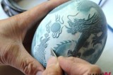 A Chinese artist makes award-winning egg carving work