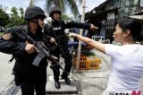 Filipino police and illegal settlers clash after deadline to leave is over