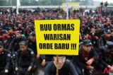 Indonesian protesters oppose mass organization bill in front of parliament