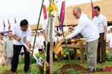 Cambodian King and PM plant trees on Forest Day in Preah Sihanouk province