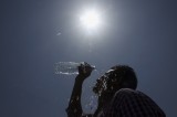 India heat wave kills 800, melts roads