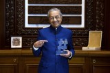 Dr Mahathir receives Instafamous Inspiration Award
