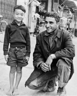 1966년 1월 베트남 중부 꽝응아이에서 한 어린이와 포즈 취한 조지 에스퍼(자료사진)