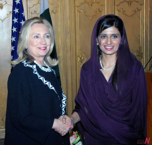 U.S. Secretary of State Hillary Clinton (L) shakes hands with Pakistani Foreign Minister Hina Rabbani Khar (R) following their joint news conference in Islamabad, capital of Pakistan, on Oct.21, 2011.