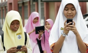Students using mobile phones and information technology gadgets outside their school. Starting from next year students will be allowed to bring mobile phones and IT gadgets to school after the rules and regulations under the Education Act 1996 are amended. NSTP/Pic by Nurul Syazana Rose Razman