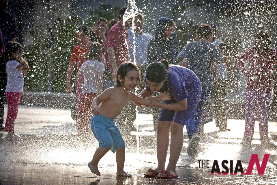 Heatwave Attracts Iranian Kids To Fountain