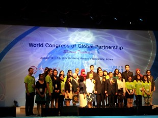 Winners of World Congress of Global Partnership's Competition takes picture with Ban Ki-Moon, UN Secretary General (Photo: Meidyana Rayana)