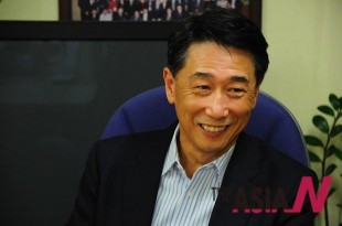 Amb. Oh Joon talking to reporters of the AsiaN