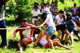 Indonesians play tug of war on August 17th competition (Photo: babycolorshq.blogspot.com)