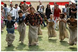 Children play sack race on August 17th competition (Photo: klikbandung.com)