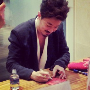 Edgar Noh gives autograph after the La Vie En Rose Concert in Seoul, Sept. 21 (Photo: Meidyana Rayana)