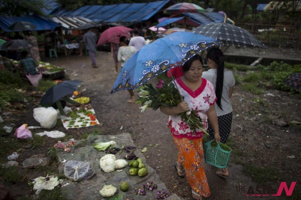 Myanmar Daily Life-woman