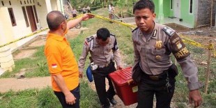 Police seize evidences in a anti-terrorist raid in Bogor on Monday, Sept 10 (Photo: www.kompas.com)