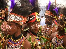 Papuan wearing traditional costumes in Sentani, Jayapura (Photo: http://forum.vibizportal.com)