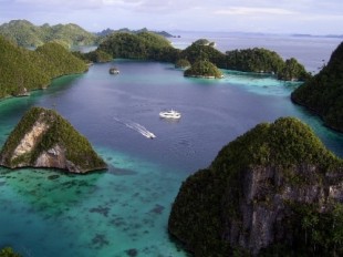 Raja Ampat Island in Banda Sea, Moluccas, Indonesia (Photo: www.rajaampatcruiser.com)