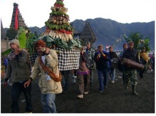 Tengger People brings offerings for Kasodo Ritual (Photo: http://collection-of-indonesian.blogspot.kr)