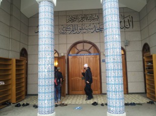 Foreigners go for prayer on weekdays in Seoul Central Mosque (Photo: Meidyana Rayana)