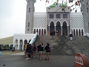 Students with uniform comes to visit Seoul Central Mosque (Photo: Meidyana Rayana)