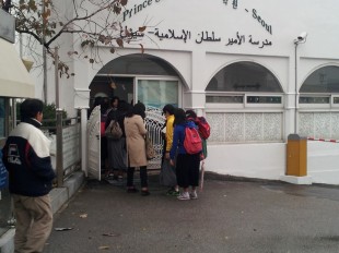 Students change their skirt to a longer one to be appropriate to enter the mosque (Photo: Meidyana Rayana)