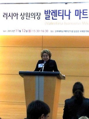 Valentina Ivanovna Matviyenko delivers speech at Korea University, Seoul (Photo: Meidyana Rayana)
