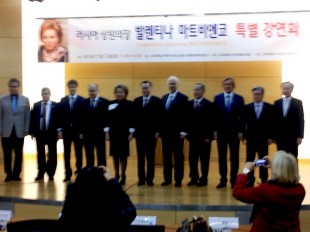 Matviyenko on a photo session after the speech with Korea University Leaders and her Russian contingent in Seoul (Photo: Meidyana Rayana)