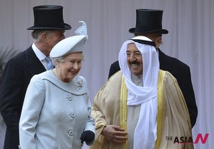 Kuwaiti King Stands With Britain’s Queen Elizabeth At Windsor Castle In London