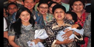 Indonesian First Lady Ani Yudhoyono with her daughter in law, Aliya Rajasa, holding her new born grandson, Airlangga Satriadhi Yudhoyono in Pondok Indah Hospital, Jakarta, Wednesday (12/26/2012). (Photo: Kompas.com)