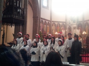 A choir sings Christmas Carol in Myeondong Cathedral Church in Seoul (Photo: Meidyana Rayana)
