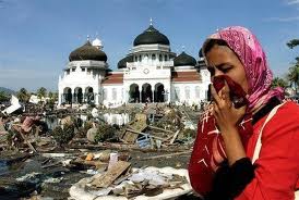 Tsunami hits Aceh Province of Indonesia in 2004 (Photo: news.wikinut.com)