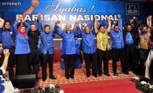 Najib with other Barisan members celebrate the party’s victory in the 13th general election (Photo: The Star Online)