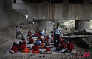 The Indian free school founder teaches slum children under bridge