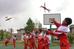 Tibetan children fly model planes during aviation science campaign
