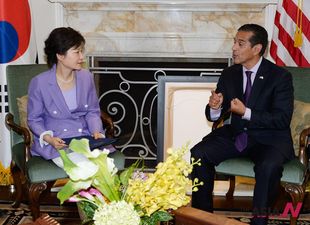 S. Korean President Park meets LA Mayor Villaraigosa during visit to US